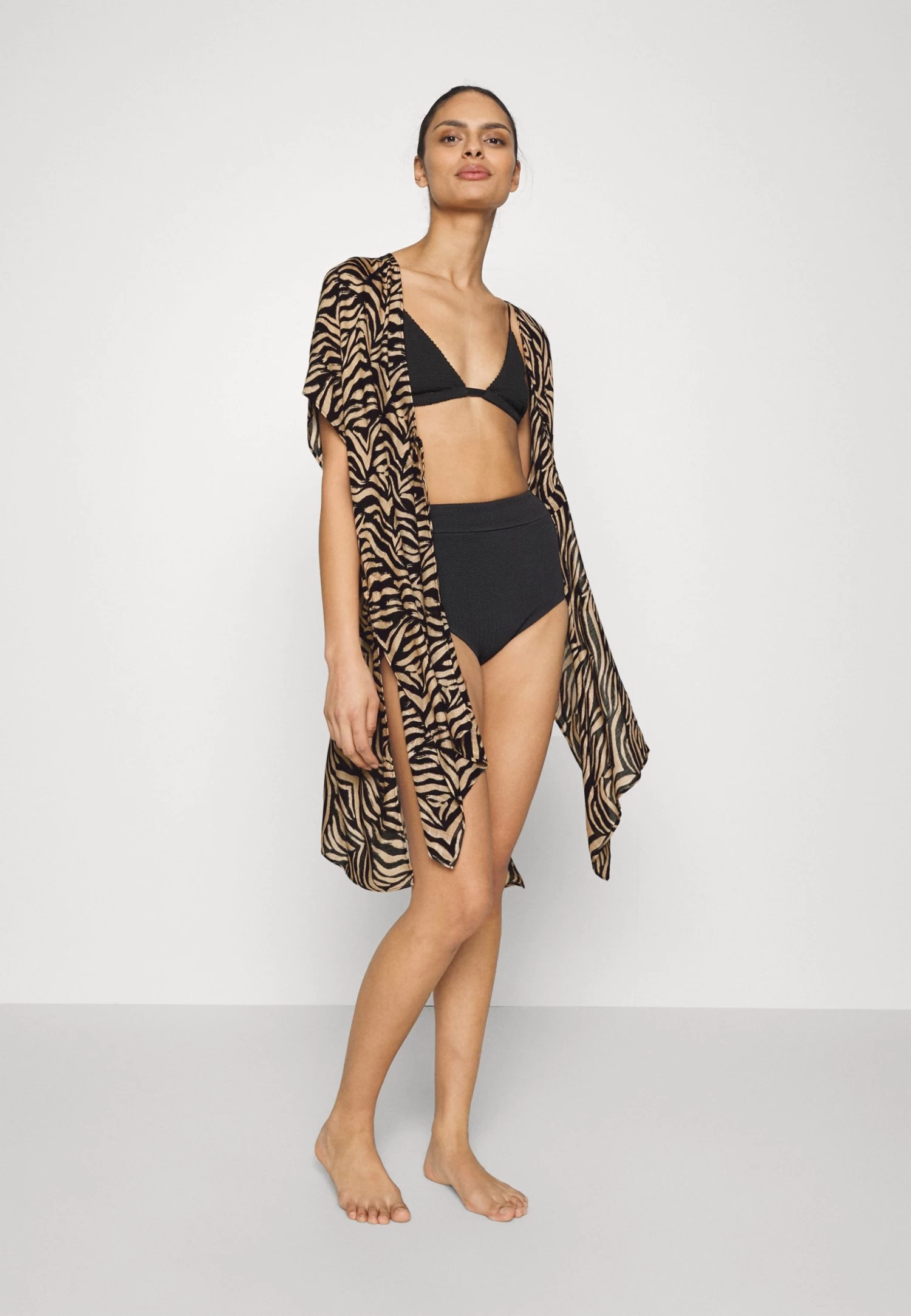 Anna Field Printed Short Kimono / 606 - Khaki_003 - Off-White - Accessoire De Plage - Black/Tan – Image 2