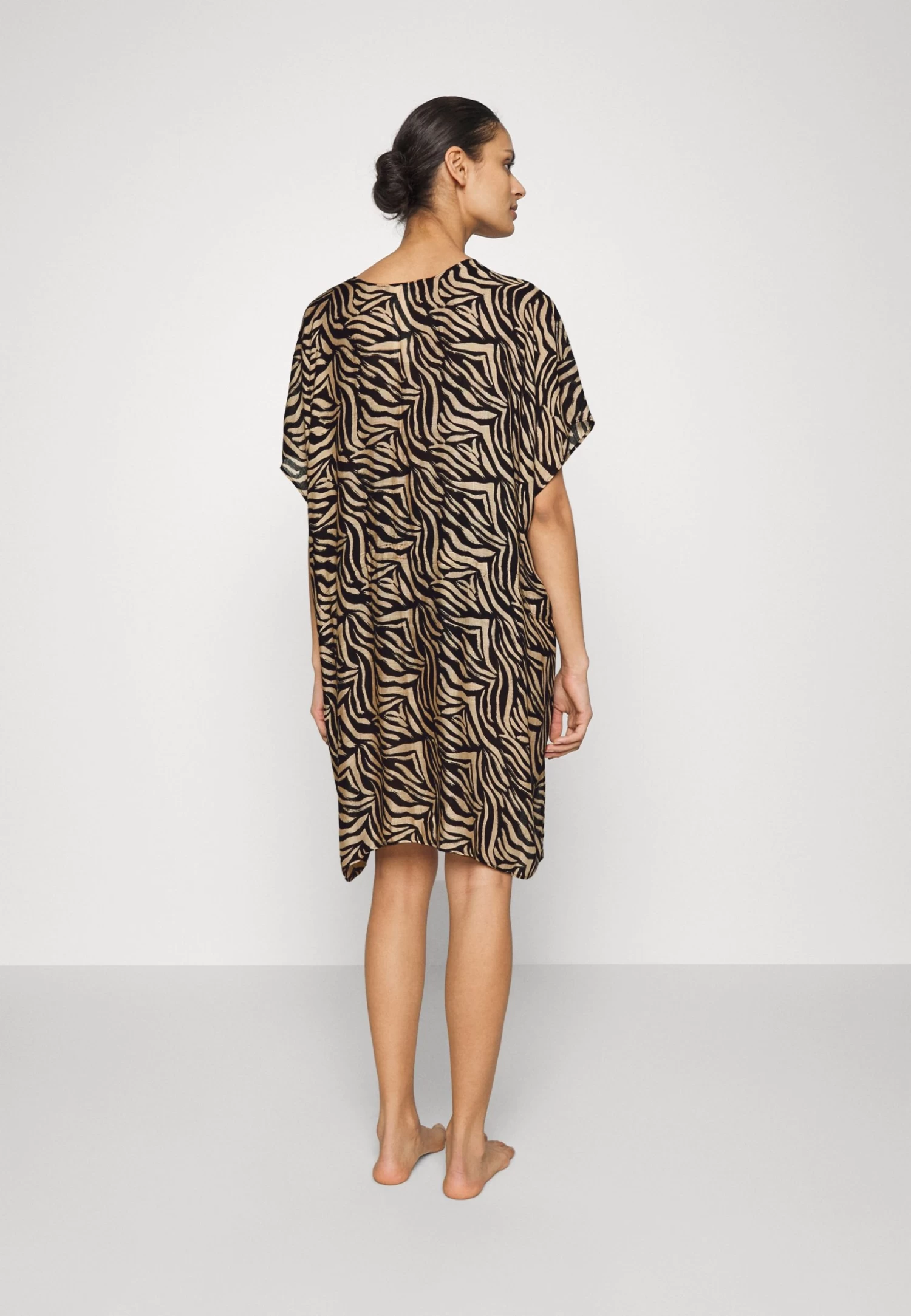 Anna Field Printed Short Kimono / 606 - Khaki_003 - Off-White - Accessoire De Plage - Black/Tan – Image 3